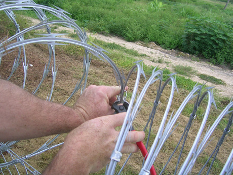 Single spiral razor wire